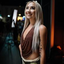  Nude