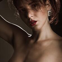  Nude