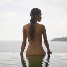  Nude