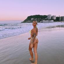  Nude