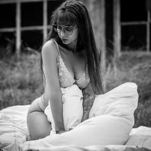  Nude