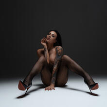  Nude