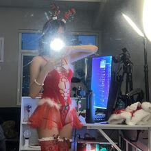  Nude