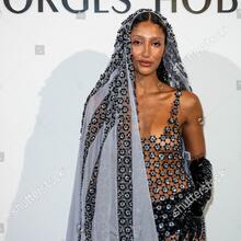  Nude