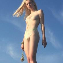  Nude