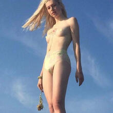  Nude