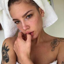  Nude