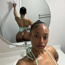  Nude