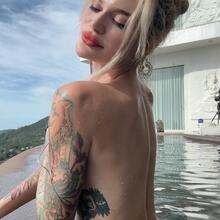 Nude