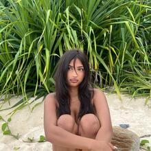  Nude