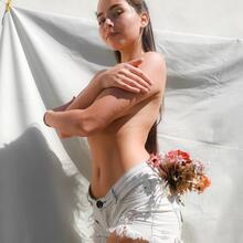  Nude