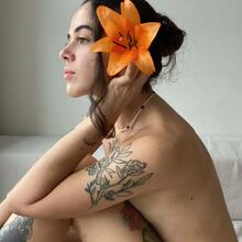  Nude