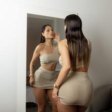  Nude