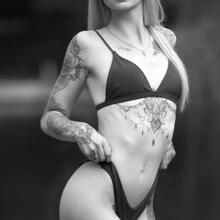  Nude