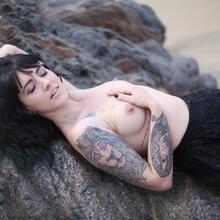  Nude