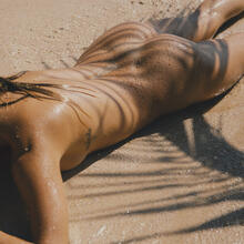  Nude