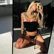  Nude