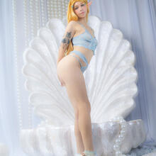  Nude