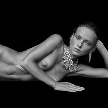  Nude