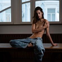  Nude
