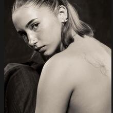  Nude