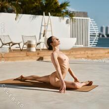  Nude