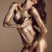  Nude