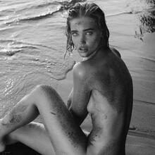  Nude
