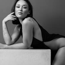  Nude