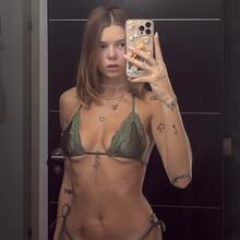  Nude