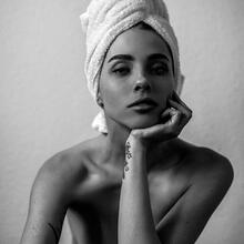  Nude