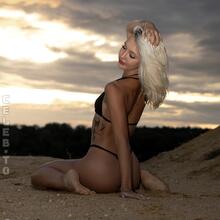 Nude