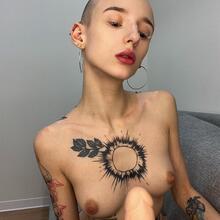  Nude