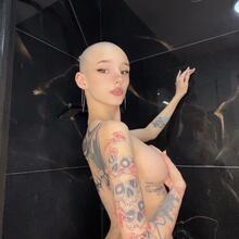  Nude