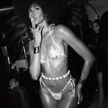  Nude