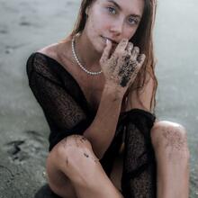  Nude