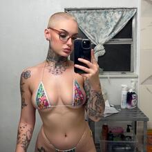  Nude
