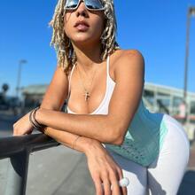  Nude
