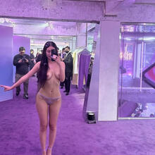  Nude