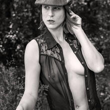  Nude