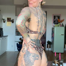  Nude