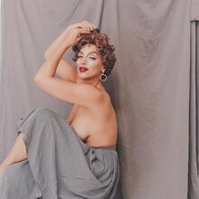  Nude