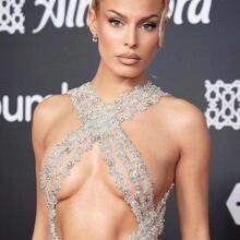  Nude