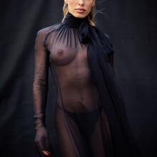  Nude
