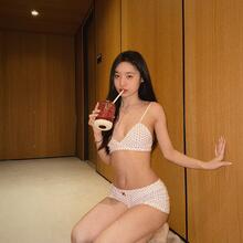  Nude