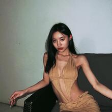  Nude