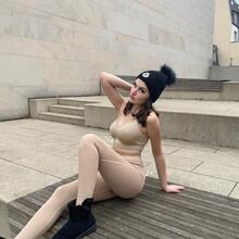  Nude