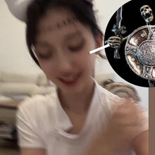  Nude