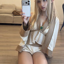  Nude