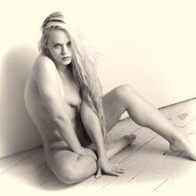  Nude